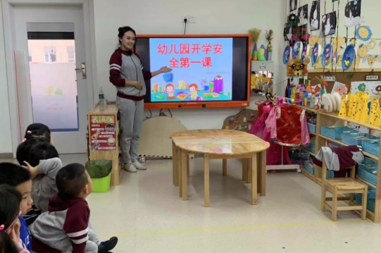 幼兒園中班開學第一課2019 幼兒園開學安全第一課教案  幼兒園開學安全第一課1  開學啦!新學期，新起點，小朋友、大朋友們，你們都準備好了嗎?開學第一天，我們積極開展了“開學第一課—安全教育”主題活動。引導幼兒掌握自我保護方法，增強幼兒的安全意識。  園長媽媽對小朋友進行交通安全、防溺水、食品衛生安全、生活安全等教育。  師生觀看安全教育視頻  安全員提示小朋友們要拒乘五類車，上下學的時候要注意遵守交通規則，乘坐私家車時要主動使用兒童安全座椅并進行了安全知識問答。  各班開學第一課《安全教育》，我們一起學習防溺水、不玩火、安全過馬路等，學會保護自己。  家園共育  一、查  1.每天出門前查看孩子所帶物品，不帶尖銳或有快口的玩具來園。  2.查看孩子身體狀態，發現身體異常及時請假就醫。  3.查看孩子指甲是否已剪短，以免在園玩耍過程中與同伴互相抓傷。  4.自查孩子著裝是否合適，不穿帶有繩的衣褲與有鞋帶的鞋，以防運動中勾住器械，產生損傷。  二、檢  每日進入幼兒園，請先帶領孩子配合校醫進行晨檢，確保入園兒童身體健康。  三、說  1.入園前，孩子有過敏或特殊疾病的請提前告知班級老師和校醫，以便于在今后的日子里我們能更好的照顧您的孩子。  2.當孩子發生傳染病時，請第一時間與班級老師聯系，便于我們盡早采取消毒、隔離，以保證在園其他孩子的身體健康。  四、刷  1.幼兒園是公共場所，為保證每位入園兒童的人身安全，大人進園采取刷卡制度。沒帶接送卡的家長必須出示身份證后才能入園，若身份證也沒帶的家長需在校門口等待教師把孩子送到大門口。  2.持接送卡家長放學期間若沒空來接孩子，出現臨時換人的情況，請事先與班級老師聯系并將接送卡轉交給代接人，以免無卡無法進園接到孩子。  五、防  天氣仍然炎熱，嚴防兒童溺水。不帶孩子到野外或陌生水域下水;兒童戲水、游必須有家長照管;下水前做好適當的熱身運動。  離園時間  家長來接后，和孩子手拉手離開幼兒園，不讓孩子自己亂跑。  告知孩子：如果在園內玩，找不到家長，要找園長媽媽和老師幫助，千萬不能自己離開幼兒園去找哦!  新學期，我們始終要把安全裝進心里，真正做人人有責任，個個擔責任，確保幼兒平安健康、快樂成長!  幼兒園開學安全第一課2  我成長，我快樂——文化路幼兒園開學第一課，安全第一講活動紀實  當春天邁著輕盈的步伐，微笑的向我們走來，給我們送來一個又一個的熱情和期望。在這欣欣向榮的季節里，新的學期開始了，文化路幼兒園的全體師生又迎來了一個嶄新的階段。  在新的學期里，長大的你們將要學習更多的本領，要懂得更多的道理，老師們會一如既往真的陪伴著你們，與你們一起生活、游戲，教你們學會獨立、勇敢、自信、樂于探索，把身體鍛煉的棒棒的。2月18日，文化路的孩子們和老師們一起延續了開學第一課與安全第一講的內容。  春為歲首，是希望和夢想的起點。在開學的第一課，老師們帶領著孩子們一起感受古詩詞的美好與韻律，嘗試著去理解春天賦予我們的含義和力量。并用自己靈巧的小手表達心目中的春天。  保證幼兒的安全和健康是一切游戲活動的基礎，是每一位幼教工作者的義務和責任。在新學期的第一時間，我們用游戲幫助幼兒建立安全意識，了解安全規則，具備簡單的應變能力。  新學期的第一天，孩子們在愉快的游戲中，在歡樂的笑聲中，在老師、小朋友們的陪伴中開啟美好的幼兒園生活。新的學期，祝愿我們的寶貝們健康快樂的成長，養成更多好習慣，收獲更多好朋友。讓我們一起加油吧!  幼兒園開學安全第一課3  我們開學啦,經過炎熱的暑假，迎來清爽的秋風，五谷幼兒園的小朋友們回到了幸福和諧的大家庭中，拉開了新學期的開學序幕。  9月3日上午 ，五谷幼兒園舉行了本學期的第一次升旗儀式和“安全與生命”為主題的開學安全第一課活動。升旗儀式結束后黃園長對我們新學期開始做了重要的講話，歡迎了我們的老生和新生。  同時我們邀請了綜治副校長江玉紹警官為孩子們上了“開學安全第一課”。  江玉紹警官以通俗易懂的語言，以貼近幼兒生活的事例，結合圖片讓孩子們感知日常生活中行走、過馬路、乘車時如何注意交通安全及防止拐騙、火災逃生等安全知識，讓孩子們接受了一次安全教育的熏陶，增強了孩子們的安全防范能力。  升旗儀式結束后，各班教師結合本班幼兒年齡特點，分別圍繞“交通安全”、“食品安全”、“消防安全”、“防溺水安全