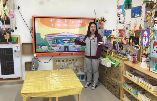 幼兒園中班開學第一課2019 幼兒園開學安全第一課教案  幼兒園開學安全第一課1  開學啦!新學期，新起點，小朋友、大朋友們，你們都準備好了嗎?開學第一天，我們積極開展了“開學第一課—安全教育”主題活動。引導幼兒掌握自我保護方法，增強幼兒的安全意識。  園長媽媽對小朋友進行交通安全、防溺水、食品衛生安全、生活安全等教育。  師生觀看安全教育視頻  安全員提示小朋友們要拒乘五類車，上下學的時候要注意遵守交通規則，乘坐私家車時要主動使用兒童安全座椅并進行了安全知識問答。  各班開學第一課《安全教育》，我們一起學習防溺水、不玩火、安全過馬路等，學會保護自己。  家園共育  一、查  1.每天出門前查看孩子所帶物品，不帶尖銳或有快口的玩具來園。  2.查看孩子身體狀態，發現身體異常及時請假就醫。  3.查看孩子指甲是否已剪短，以免在園玩耍過程中與同伴互相抓傷。  4.自查孩子著裝是否合適，不穿帶有繩的衣褲與有鞋帶的鞋，以防運動中勾住器械，產生損傷。  二、檢  每日進入幼兒園，請先帶領孩子配合校醫進行晨檢，確保入園兒童身體健康。  三、說  1.入園前，孩子有過敏或特殊疾病的請提前告知班級老師和校醫，以便于在今后的日子里我們能更好的照顧您的孩子。  2.當孩子發生傳染病時，請第一時間與班級老師聯系，便于我們盡早采取消毒、隔離，以保證在園其他孩子的身體健康。  四、刷  1.幼兒園是公共場所，為保證每位入園兒童的人身安全，大人進園采取刷卡制度。沒帶接送卡的家長必須出示身份證后才能入園，若身份證也沒帶的家長需在校門口等待教師把孩子送到大門口。  2.持接送卡家長放學期間若沒空來接孩子，出現臨時換人的情況，請事先與班級老師聯系并將接送卡轉交給代接人，以免無卡無法進園接到孩子。  五、防  天氣仍然炎熱，嚴防兒童溺水。不帶孩子到野外或陌生水域下水;兒童戲水、游必須有家長照管;下水前做好適當的熱身運動。  離園時間  家長來接后，和孩子手拉手離開幼兒園，不讓孩子自己亂跑。  告知孩子：如果在園內玩，找不到家長，要找園長媽媽和老師幫助，千萬不能自己離開幼兒園去找哦!  新學期，我們始終要把安全裝進心里，真正做人人有責任，個個擔責任，確保幼兒平安健康、快樂成長!  幼兒園開學安全第一課2  我成長，我快樂——文化路幼兒園開學第一課，安全第一講活動紀實  當春天邁著輕盈的步伐，微笑的向我們走來，給我們送來一個又一個的熱情和期望。在這欣欣向榮的季節里，新的學期開始了，文化路幼兒園的全體師生又迎來了一個嶄新的階段。  在新的學期里，長大的你們將要學習更多的本領，要懂得更多的道理，老師們會一如既往真的陪伴著你們，與你們一起生活、游戲，教你們學會獨立、勇敢、自信、樂于探索，把身體鍛煉的棒棒的。2月18日，文化路的孩子們和老師們一起延續了開學第一課與安全第一講的內容。  春為歲首，是希望和夢想的起點。在開學的第一課，老師們帶領著孩子們一起感受古詩詞的美好與韻律，嘗試著去理解春天賦予我們的含義和力量。并用自己靈巧的小手表達心目中的春天。  保證幼兒的安全和健康是一切游戲活動的基礎，是每一位幼教工作者的義務和責任。在新學期的第一時間，我們用游戲幫助幼兒建立安全意識，了解安全規則，具備簡單的應變能力。  新學期的第一天，孩子們在愉快的游戲中，在歡樂的笑聲中，在老師、小朋友們的陪伴中開啟美好的幼兒園生活。新的學期，祝愿我們的寶貝們健康快樂的成長，養成更多好習慣，收獲更多好朋友。讓我們一起加油吧!  幼兒園開學安全第一課3  我們開學啦,經過炎熱的暑假，迎來清爽的秋風，五谷幼兒園的小朋友們回到了幸福和諧的大家庭中，拉開了新學期的開學序幕。  9月3日上午 ，五谷幼兒園舉行了本學期的第一次升旗儀式和“安全與生命”為主題的開學安全第一課活動。升旗儀式結束后黃園長對我們新學期開始做了重要的講話，歡迎了我們的老生和新生。  同時我們邀請了綜治副校長江玉紹警官為孩子們上了“開學安全第一課”。  江玉紹警官以通俗易懂的語言，以貼近幼兒生活的事例，結合圖片讓孩子們感知日常生活中行走、過馬路、乘車時如何注意交通安全及防止拐騙、火災逃生等安全知識，讓孩子們接受了一次安全教育的熏陶，增強了孩子們的安全防范能力。  升旗儀式結束后，各班教師結合本班幼兒年齡特點，分別圍繞“交通安全”、“食品安全”、“消防安全”、“防溺水安全