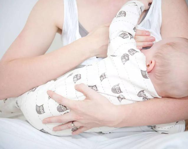 張歆藝一天定7個(gè)泵奶鬧鐘 寶寶一天喝多少次奶 張歆藝一天定7個(gè)泵奶鬧鐘 寶寶一天喝多少次奶