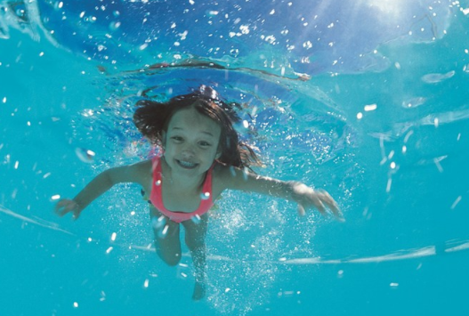 嬰兒幾歲可以學習游泳 寶寶去游泳要注意什么 嬰兒幾歲可以學習游泳 寶寶去游泳要注意什么
