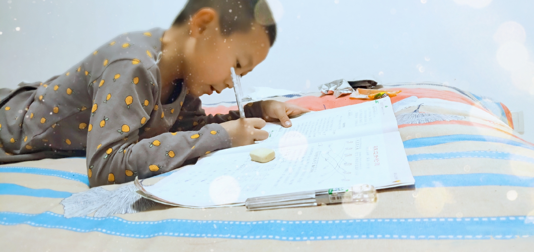 陪孩子寫作業(yè)感受快瘋了心情 父母陪孩子做作業(yè)圖片