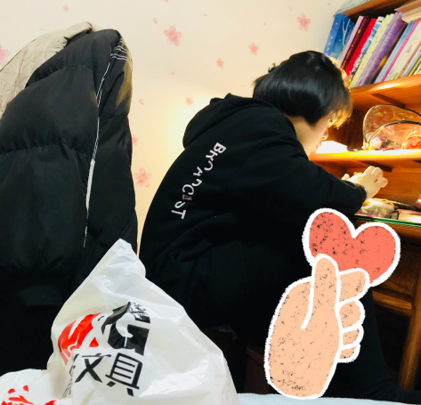 陪孩子寫作業(yè)感受快瘋了心情 父母陪孩子做作業(yè)圖片