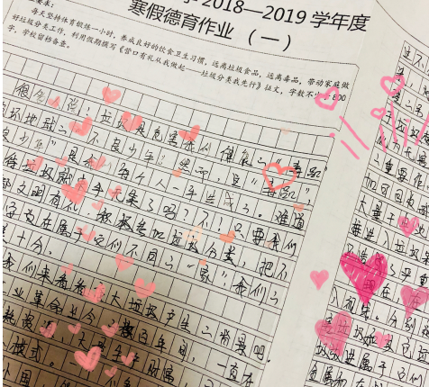 陪孩子寫作業(yè)感受快瘋了心情 父母陪孩子做作業(yè)圖片