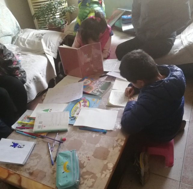 陪孩子寫作業(yè)感受快瘋了心情 父母陪孩子做作業(yè)圖片