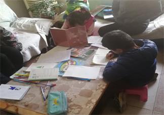 陪孩子寫作業(yè)感受快瘋了心情 父母陪孩子做作業(yè)圖片