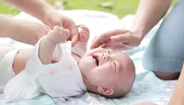 寶寶吃奶頻繁長時間不睡是猛長期嗎 寶寶猛長期的具體表現(xiàn)