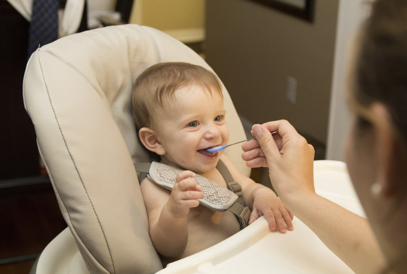 給孩子添加輔食過晚會(huì)怎么樣 什么時(shí)候給他添加輔食最好