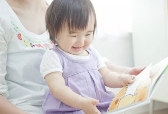 怎么引導寶寶看繪本 引導寶寶看繪本的方法 怎么引導寶寶看繪本 引導寶寶看繪本的方法