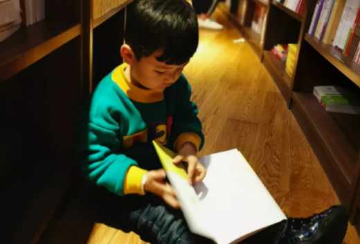 怎么引導寶寶看繪本 引導寶寶看繪本的方法 怎么引導寶寶看繪本 引導寶寶看繪本的方法