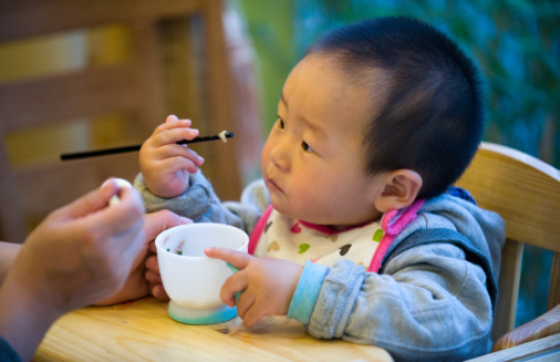 寶寶幾個月可以坐餐椅桌 寶寶有必要坐餐椅桌嗎