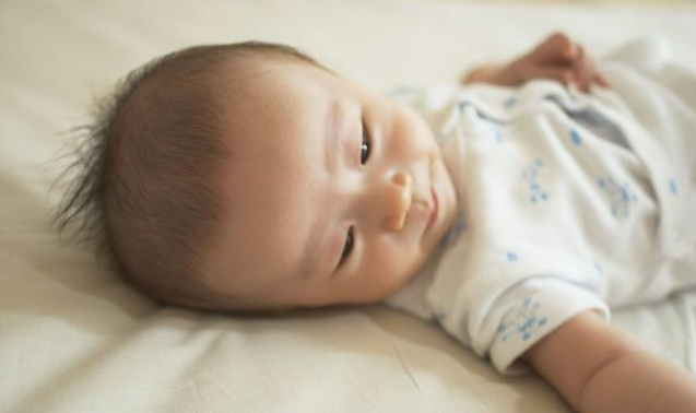 小孩發(fā)燒抽搐是怎么回事 小孩熱性驚厥怎么急救處理 小孩發(fā)燒抽搐是怎么回事 小孩熱性驚厥怎么急救處理