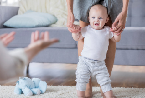 不要牽著寶寶的手學(xué)走路累人還傷寶寶 教寶寶走路的正確方式