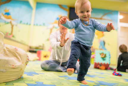 不要牽著寶寶的手學(xué)走路累人還傷寶寶 教寶寶走路的正確方式