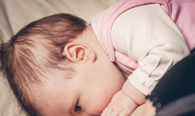 小寶寶需要叫醒喂夜奶嗎 寶寶喂夜奶姿勢有什么講究