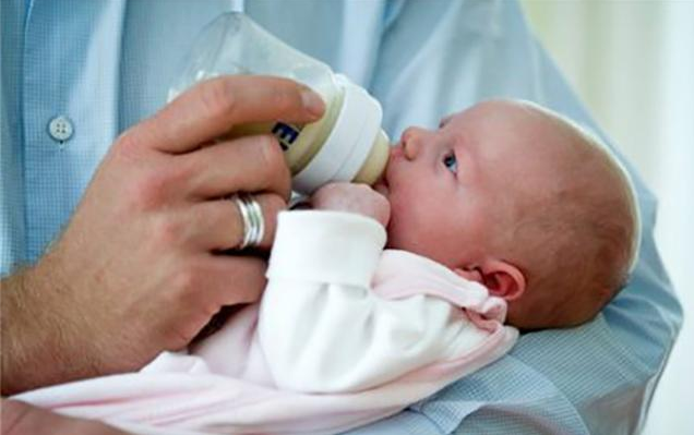 小寶寶需要叫醒喂夜奶嗎 寶寶喂夜奶姿勢有什么講究