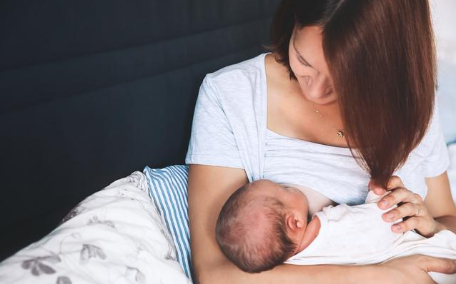 小寶寶需要叫醒喂夜奶嗎 寶寶喂夜奶姿勢有什么講究