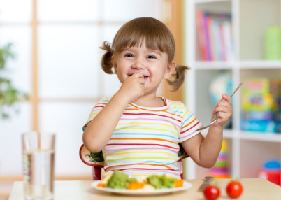 給孩子喂飯要注意這些雷區(qū) 給孩子喂飯不要大口喂