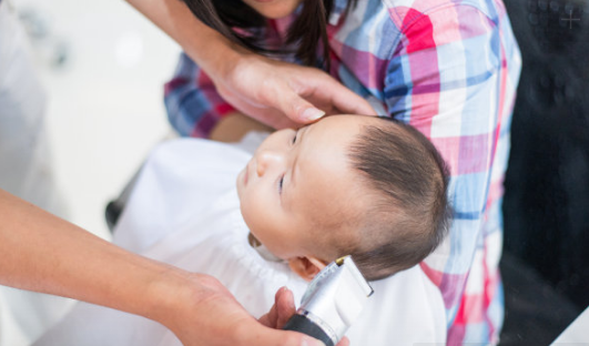 90%孩子理發(fā)哭是什么原因  解決孩子理發(fā)哭的的小妙招
