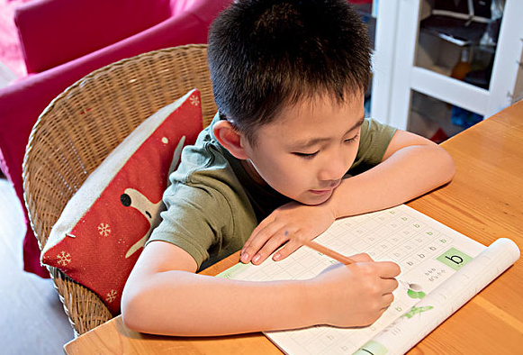 教孩子寫作業心態崩了怎么辦 怎么教孩子寫作業