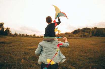 孩子被強制回家補作業(yè)后墜亡 父母該如何正確陪伴孩子