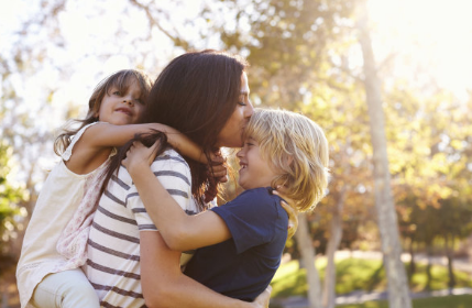 孩子被強制回家補作業(yè)后墜亡 父母該如何正確陪伴孩子