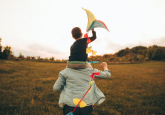 孩子被強制回家補作業(yè)后墜亡 父母該如何正確陪伴孩子