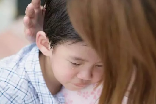 孩子用哭鬧要挾怎么辦 孩子哭鬧要挾父母怎么做