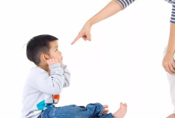 孩子用哭鬧要挾怎么辦 孩子哭鬧要挾父母怎么做