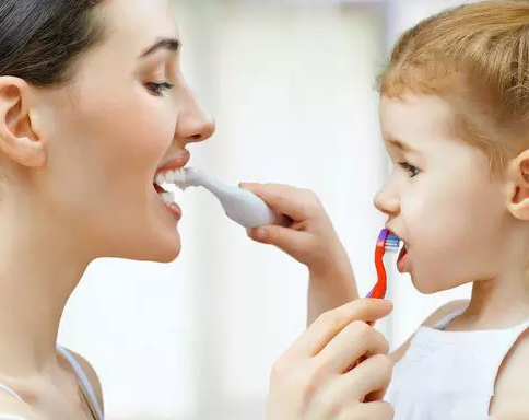 我國(guó)有五成兒童患齲齒 如何正確保護(hù)孩子都是的牙齒不容忽視
