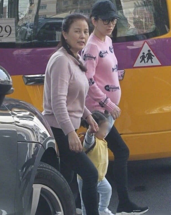 方媛挺巨肚散步是什么情況 方媛又懷孕了嗎