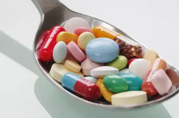 孩子吃藥一定要配熱水嗎 寶寶哪些藥物不適合配熱水 孩子吃藥一定要配熱水嗎 寶寶哪些藥物不適合配熱水