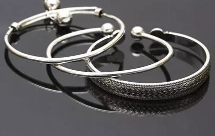 手鐲真好看能給寶寶帶嗎 給寶寶帶首飾要注意什么