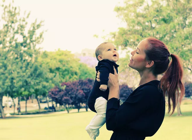 春季帶寶寶曬太陽注意事項 帶寶寶曬太陽的正確打開方式 春季帶寶寶曬太陽注意事項 帶寶寶曬太陽的正確打開方式