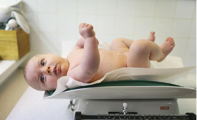 1歲寶寶長(zhǎng)得不好需要額外添加奶粉嗎 怎么看寶寶輔食吃得好不好 1歲寶寶長(zhǎng)得不好需要額外添加奶粉嗎 怎么看寶寶輔食吃得好不好