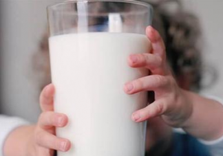 孩子睡前喝牛奶好嗎 睡前多久喝牛奶最好