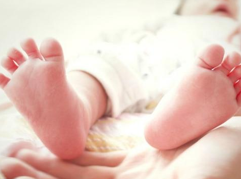 5歲寶寶沒有足弓正常嗎 寶寶扁平足什么時候需要穿矯正鞋