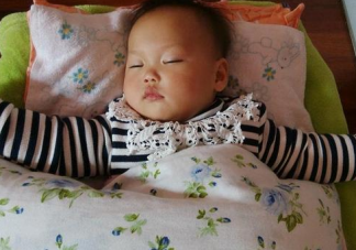 寶寶夜里蹬被子怎么回事 寶寶睡覺(jué)蹬被子的原因