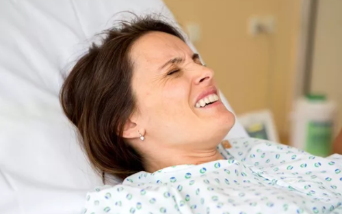 順產側切后多久可以上廁所 順產側切后怎么上廁所