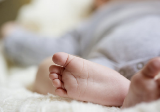 孩子光腳走路會生病嗎 光腳走路對孩子好嗎