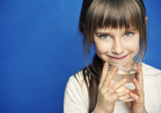 寶寶不愛喝水會導(dǎo)致腎結(jié)石嗎  寶寶該如何正確喝水