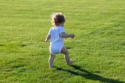 寶寶光腳走路會生病嗎 寶寶光腳走路有什么好處 寶寶光腳走路會生病嗎 寶寶光腳走路有什么好處