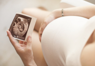 胎兒在子宮內缺氧會有什么后果 胎兒缺氧會有哪些表現