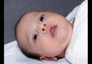 寶寶吐奶和溢奶有什么區別 如何預防吐奶和溢奶