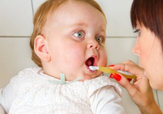 關(guān)于寶寶刷牙有哪些誤區(qū) 寶寶刷牙可以用含氟的牙膏嗎