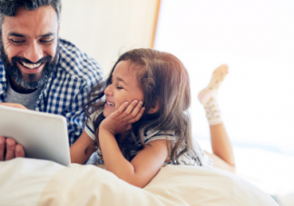 四歲男孩教英語走紅網(wǎng)絡(luò) 培養(yǎng)孩學(xué)習(xí)的興趣很重要