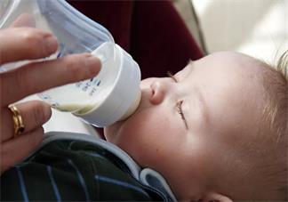 為什么孩子第一口奶一定是母乳 孩子吃奶粉后不吃母乳的乳頭混淆怎么糾正
