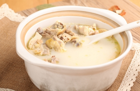 產后可以喝公雞湯嗎 產后喝公雞湯還是母雞湯 產后可以喝公雞湯嗎 產后喝公雞湯還是母雞湯