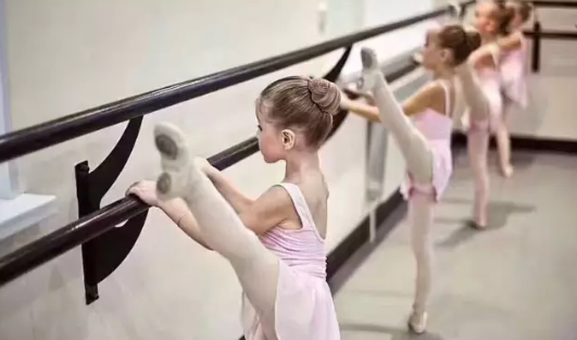 ?芭蕾舞適合男孩子學(xué)嗎 孩子練習(xí)芭蕾會(huì)導(dǎo)致腳變形嗎
