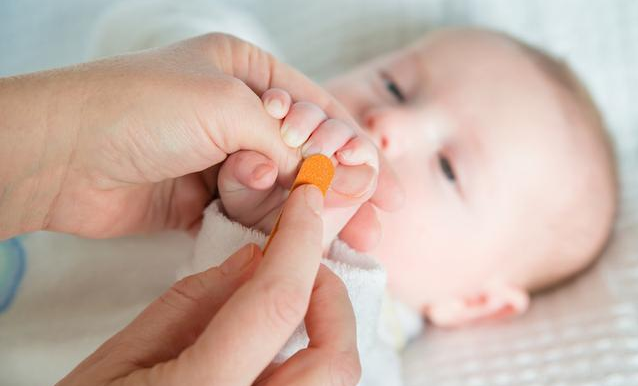 孩子愛啃指甲可能是這些原因 什么情況下孩子啃指甲要重視 孩子愛啃指甲可能是這些原因 什么情況下孩子啃指甲要重視