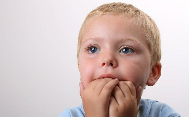 孩子愛啃指甲可能是這些原因 什么情況下孩子啃指甲要重視 孩子愛啃指甲可能是這些原因 什么情況下孩子啃指甲要重視